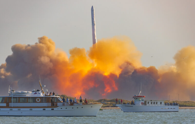 Lift off of SpaceX Starship 6